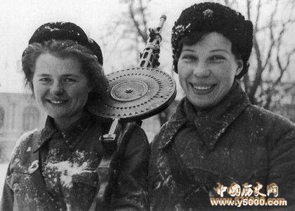 为什么苏联女兵穿裙子_为什么苏联女兵打仗只许穿裙子_苏联女兵打仗为什么穿裙子_中国历史网
