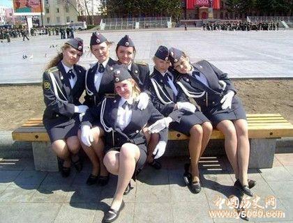 为什么苏联女兵穿裙子_为什么苏联女兵打仗只许穿裙子_苏联女兵打仗为什么穿裙子_中国历史网