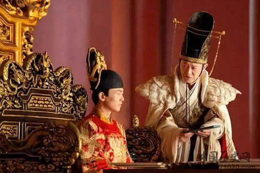 魏忠贤能够权倾朝野,也是一路上有贵人替他开路
