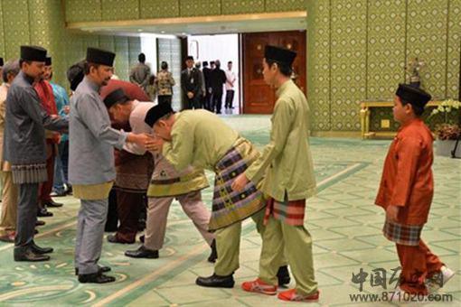 文莱国王生活极度奢华,为何还备受人们的爱戴?