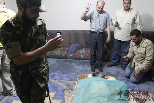 卡扎菲死后利比亚是怎么安葬他的?