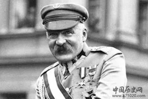 波兰国父毕苏斯基是一个怎样的人?为何希特勒和斯大林都畏惧三分?