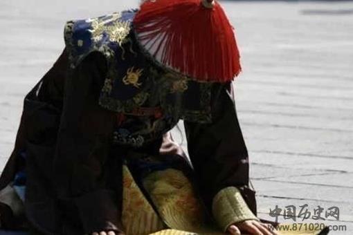 清朝官员在跪拜皇帝的时候为什么要拍打袖子 清朝官员在跪拜皇帝的时候为什么要拍打袖子