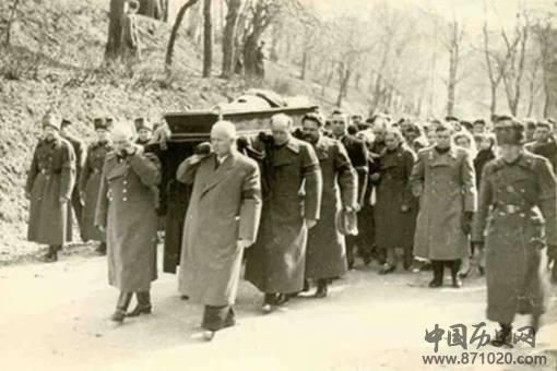 苏联装甲大将瓦图丁是怎么死的?