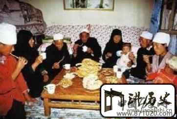 回族人在日常生活中有着什么样的饮食习惯