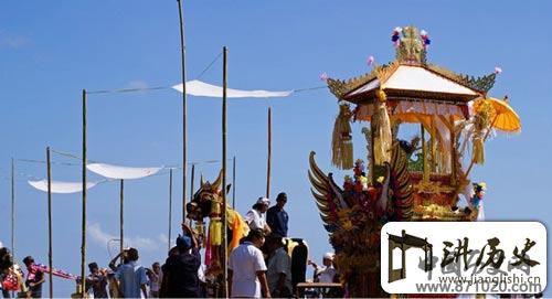 巴厘岛少女初潮需幽禁净身仪式很隆重