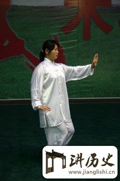 转身推掌