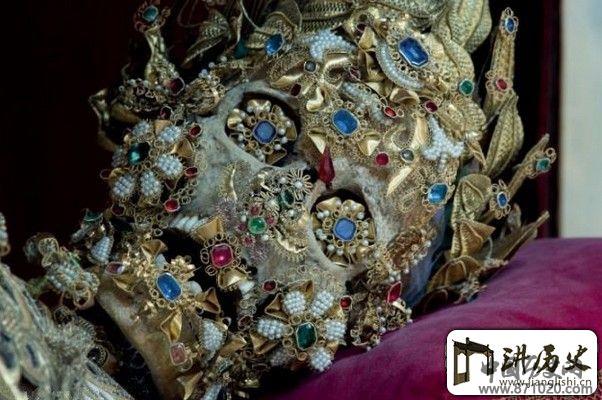 美400年神秘墓穴现骷髅镶嵌不菲金银珠宝