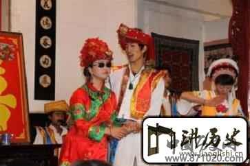 白族新娘为何要戴墨镜？又为何会掐新娘