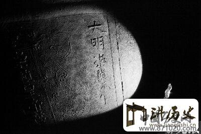 崇祯年铸铁大钟被弃远看似废铁
