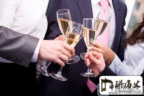 社交宴会品酒礼仪-喝葡萄酒的礼仪