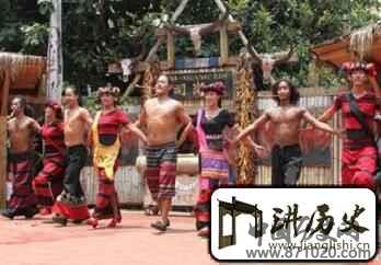 佤族人是怎样杀鸡看卦和背对侧卧谈恋爱的