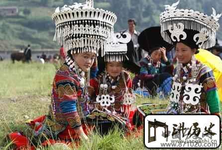 彝族服饰彝族不同地区的服饰有什么特点