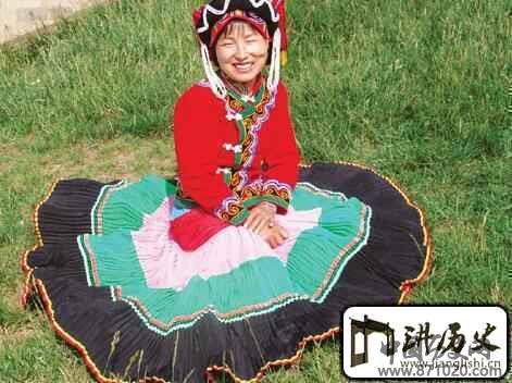 楚雄彝族男子服饰特点凉山区彝族妇女服饰特点