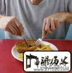 吃西餐时应如何拿刀叉
