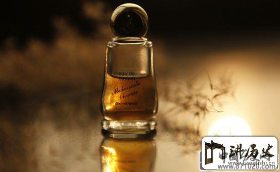 香水礼仪常识-喷香水注意事项-香水的分类和使用