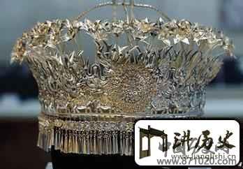 苗族人喜欢的银饰头饰都以什么标准为美