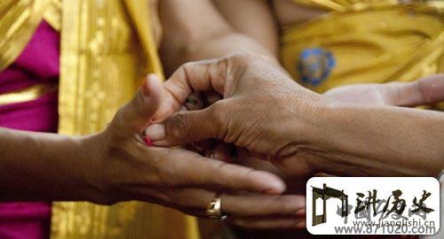 巴厘岛少女初潮需幽禁净身仪式很隆重