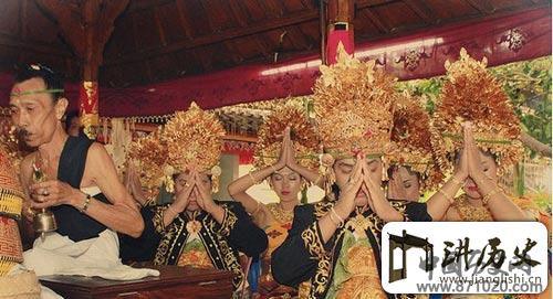 巴厘岛少女初潮需幽禁净身仪式很隆重