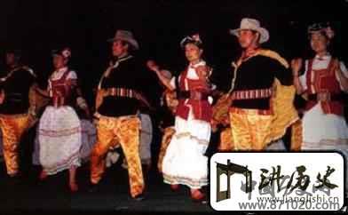 普米族婚俗简介普米族的泼水迎亲