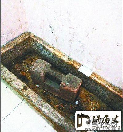 明代古董被弃墙角里面有纸片、烟头等垃圾