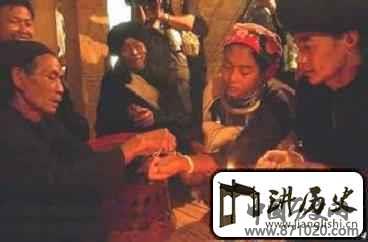 佤族恋爱是怎样“烟锅传情”和“卧地谈情”的