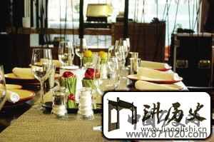 就餐时，女士的手提包要放哪