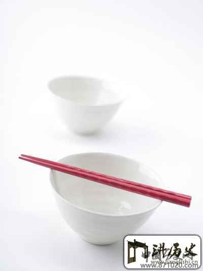 用筷礼仪：千万不要把筷子竖插在食物上