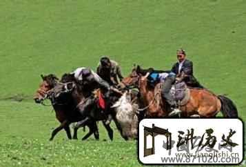 哈萨克族的传统运动“叼羊”是咋玩的