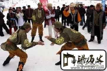 哈萨克族人是怎样用传统方式“摔跤”的