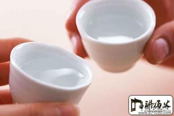 宴会上不小心打翻酒怎么办