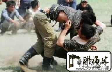 柯尔克孜族习俗粗犷质朴的柯尔克孜族摔跤