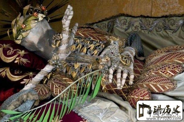 美400年神秘墓穴现骷髅镶嵌不菲金银珠宝