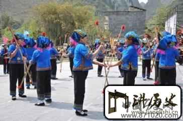 壮族习俗壮族“打扁担”究竟是怎么回事