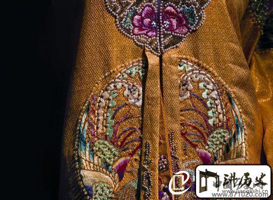 打开的京剧衣箱