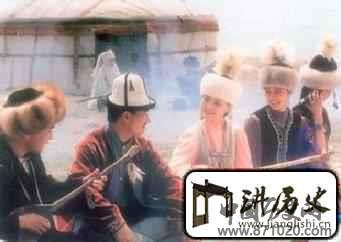 行走在草原上的哈萨克族游吟诗人
