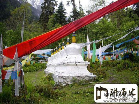 探秘藏族神秘树葬区