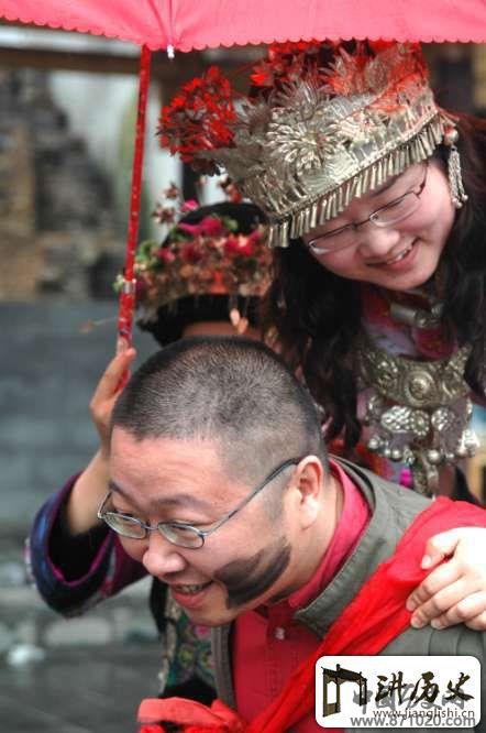 土家婚俗：锅烟涂“模米”