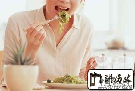 就餐时弄翻餐桌食物怎么办