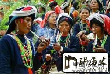 佤族恋爱是怎样“烟锅传情”和“卧地谈情”的