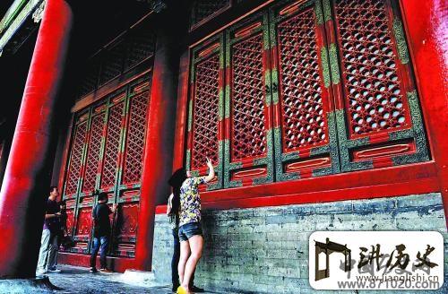 故宫中和殿门窗被扒坏呼吁游客文明游览