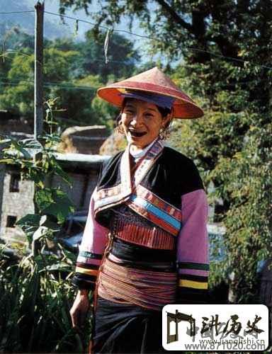 漆齿纹身，首勒红藤