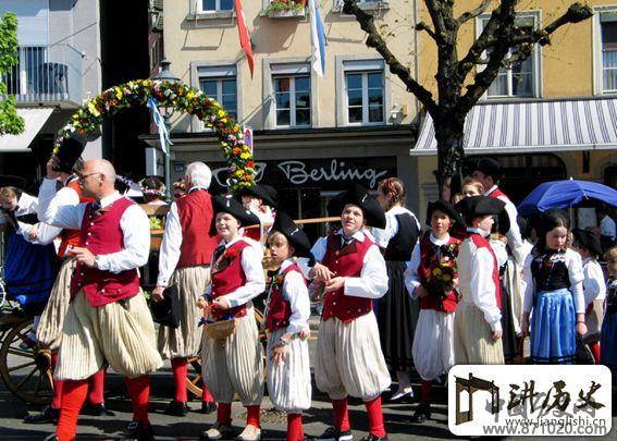 瑞士：苏黎世街头花车巡游和烧雪人的迎春习俗