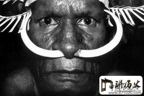 骇人听闻的食人族摘除男孩生殖器养胖再吃