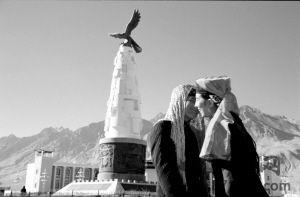 塔吉克女郎：诗意的亲吻之路