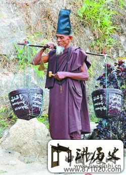 虔诚的缅甸僧侣