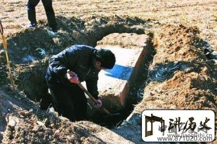 清代户部尚书墓碑现身北京刻满蒙两种文字