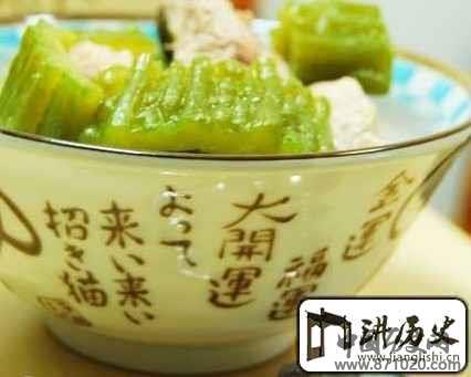 清热菜谱:苦瓜炖排骨黄豆汤