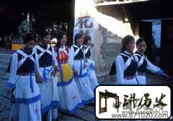 纳西族未婚女子服饰一般是什么样的
