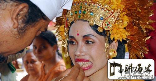 巴厘岛少女初潮需幽禁净身仪式很隆重